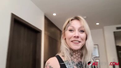 Tattooed babe Nayomi Sharp sucks Sascha's big cock