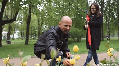 dude-wins-cutie&rsquo;s-pussy-with-flower