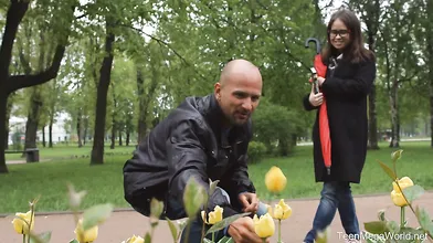 dude-wins-cutie&rsquo;s-pussy-with-flower