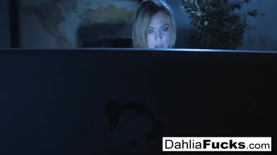 Dahlia fingers herself in the dark