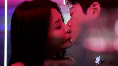 Xian\'erai teased his entire body with his lips. After a while, their