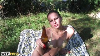 Horny hottie does kick-ass college blowjob outdoors