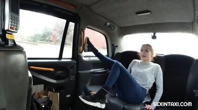 Sexy Flexible Brunette Spread Her Legs - Nicole Love