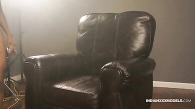 Juicy Pussy Indian Babe Gauri XXX Modelling In Lounge On