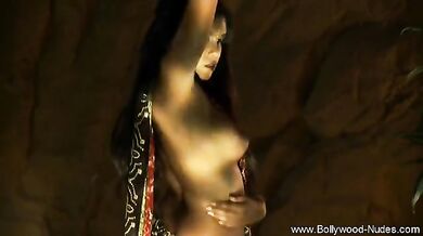 Indian MILF Babe Is Awesome When She Dances