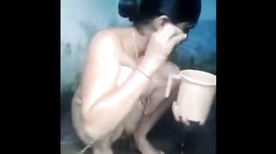 Indian milf bathing and showing her beautiful pussy