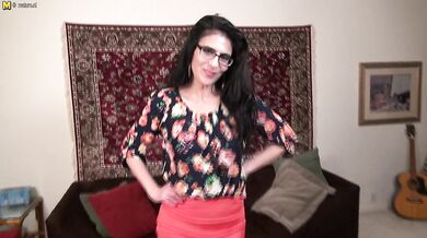 This American housewife takes the time to please herself
