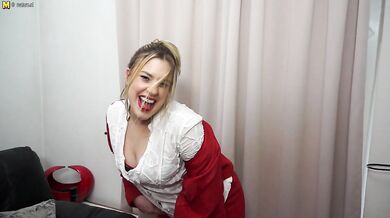Big booty mom playing with her hairy pussy
