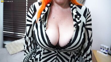 Kinky hairy mom from the UK showing off her dirty mind