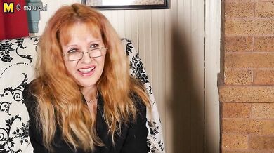 This American Cougar loves to play with her pussy