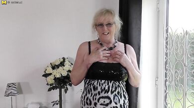 Chubby mature lady from the UK getting wet and wild