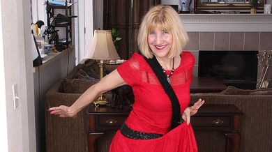 American mature lady shows how bendy she still is