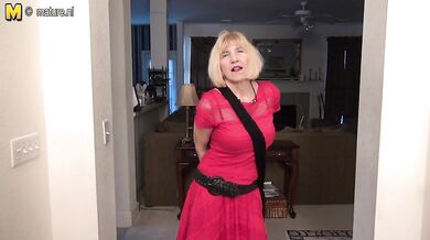 American mature lady shows how bendy she still is