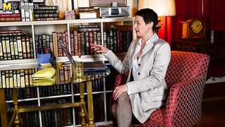 Horny American housewife playing with herself in front of her laptop