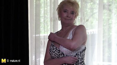 This mature lady loves to play in the buff