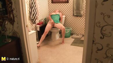 Kinky American housewife goes wet