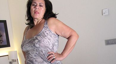 Mature Karen loves to get herself wet
