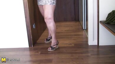 Mature Karen loves to get herself wet