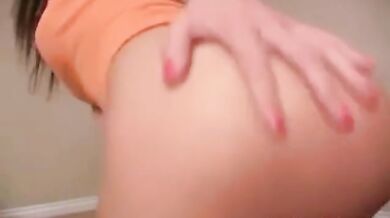 Amateur Webcam Girl Shakes Her Booty