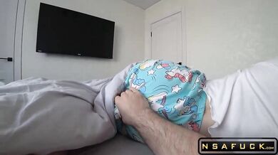 I Share a Bed with my Innocent 18yo Stepsister p2