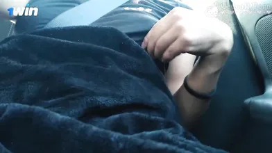 Amateur college tramp with a fat joy button masturbates in the car while driving