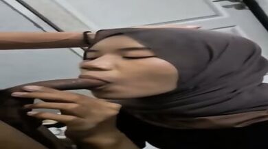 Awek Tudung Kegirangan Dapat Kulum Pelir