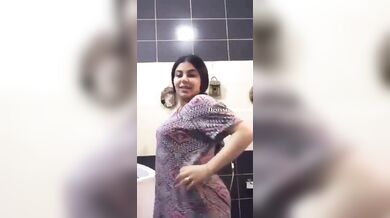Desi girl shows her curvy body