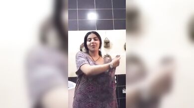 Desi girl shows her curvy body