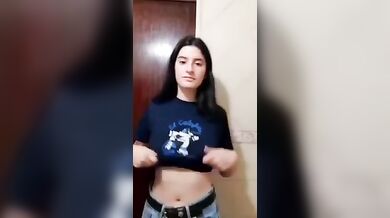 Desi girl showing boobs
