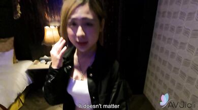 Lin Siyu sticks out her tongue to lick him. He pulls her hands off her