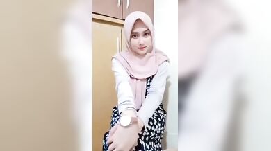 Jilbab cantik pamer memek