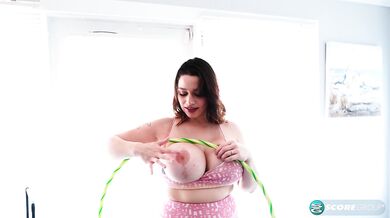 Brooklyn Springvalley: Hula Hoopin' Hooters