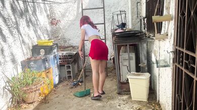 Jai Vu Ma Femme De Mnage Se Laver Dans Une Jupe Et Je Nai Pas Pu Lui Rsister Le Cul