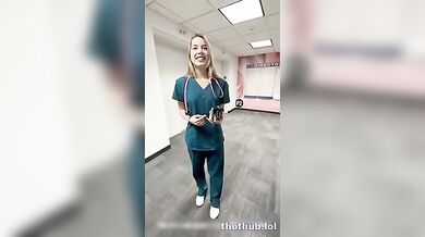 Comendo Fortemente A Loirinha No Estacionamento Do Hospital
