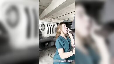Comendo Fortemente A Loirinha No Estacionamento Do Hospital