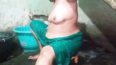 Tamil Aunty Bathing Capture