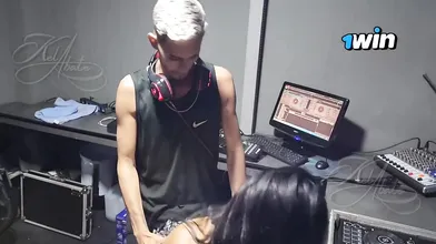 This torrid fledgling blew her oral abilities on the DJ's dick. First time sexo