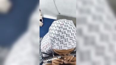 Kompilasi Mahasiswi Berhijab Kulum Kontol Pacar Dikampus