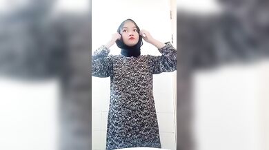Nurma Hijab Cantik Hajar Memek Pakai Terong