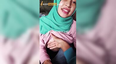 Ponakan Hijab Diruang Tamu Sepong Kontol Om