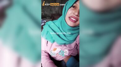 Ponakan Hijab Diruang Tamu Sepong Kontol Om