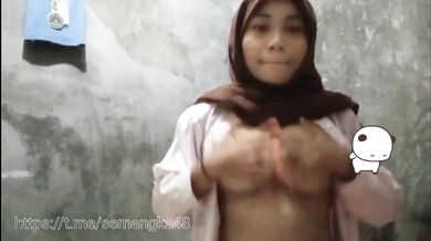 Bokep ABG Pamer Body Anin Hijab Coklat Colmek