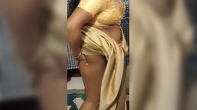 ഹോട്ടൽ മുറിയിലെ മുതലാളിമാരെ മൂഡ് ആക്കാൻ അമ്മയുടെ ഡാൻസ്