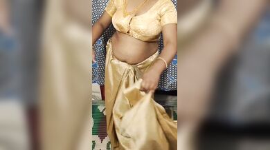 ഹോട്ടൽ മുറിയിലെ മുതലാളിമാരെ മൂഡ് ആക്കാൻ അമ്മയുടെ ഡാൻസ്