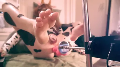 Sexynympho webcam model uses toy on clit to masturbate
