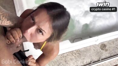 Putinha cavalga até o pauzudo gozar dentro - cena de sexo incrível.