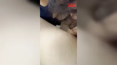 风韵犹存的亲妈在家做性感瑜伽诱惑儿子，脱下亲妈内裤掰开大腿爆操内射