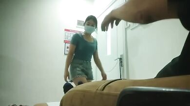 太刺激了！足浴店給少婦女技師加錢要求無套操逼，技師不敢脫衣服直接掰開熱褲插入，中途警察疫情查房吓得半死！