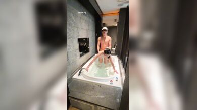外站大神約啪】，極品巨乳小嫩妹從浴缸裏幹到洗澡間，女主清純白嫩，完美露臉，最佳的床上伴侶