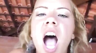 Morena Bronzeada Sentando Anal